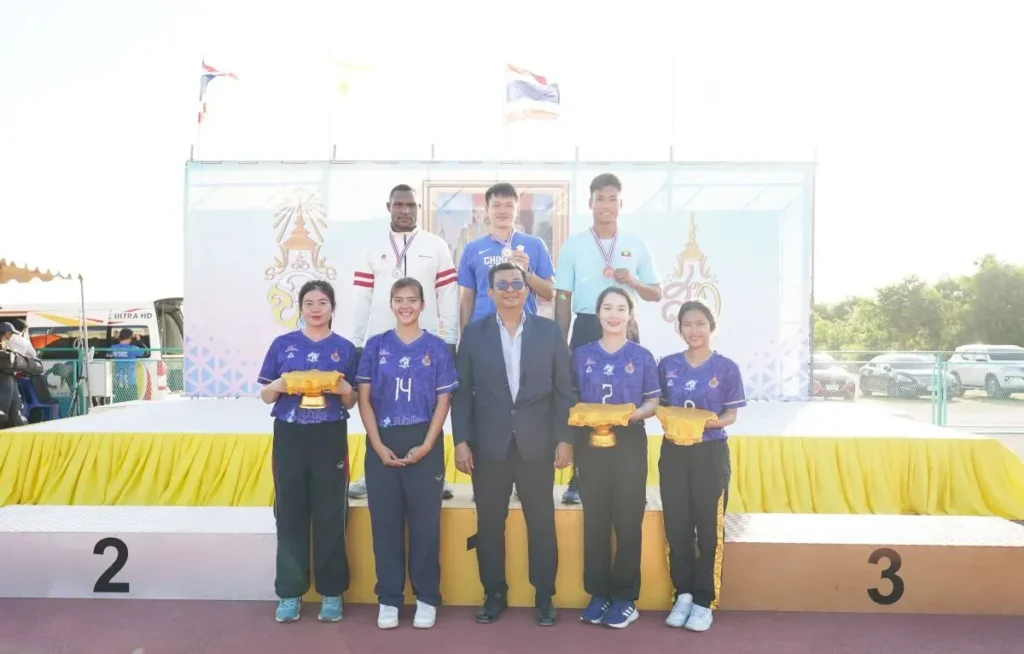 Atlet binaan Papua Athletic Centre, Silfanus Ndiken (kiri atas) berfoto dengan para pemenang medali di nomor lempar lembing putra pada kejuaraan Thailand Open Track and Field Championship 2024 di National Athletics Centre of Thailand, Pathum Thani, 17 Juni 2024.