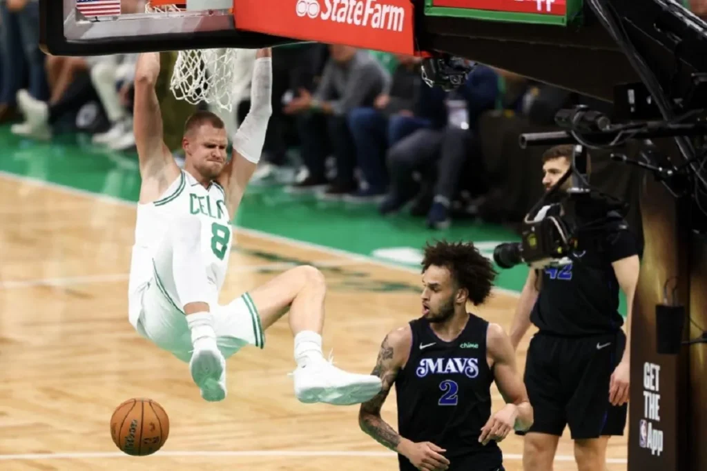 Pemain Boston Celtics Kristaps Porzingis kembali bermain setelah absen karena cedera.