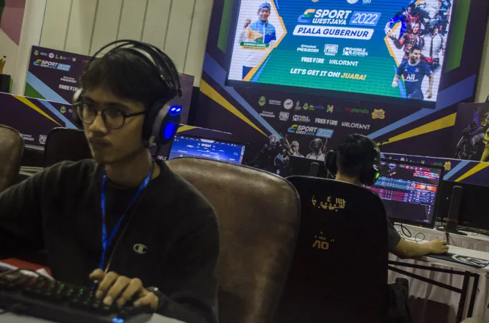 Peserta saat mengikuti kejuaraan E-Sport West Java 2022 Piala Gubernur di Arcamanik Sport Jabar, Bandung, Jawa Barat, Kamis (26/5/2022).