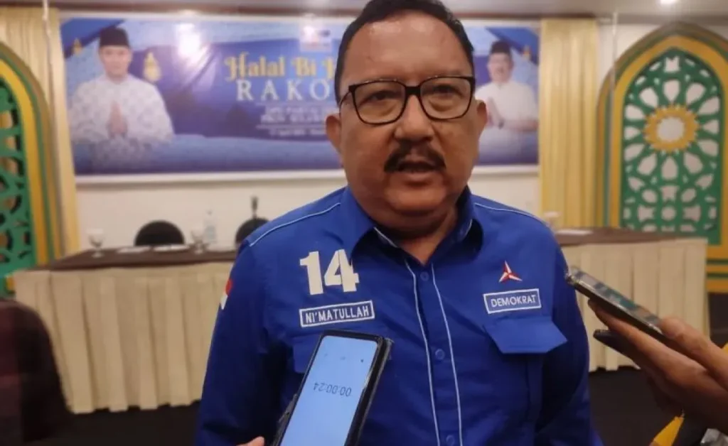 Ketua DPD I Demokrat Sulsel Ni'matullah Erbe menjawab pertanyaan wartawan di Makassar, Sulawesi Selatan.