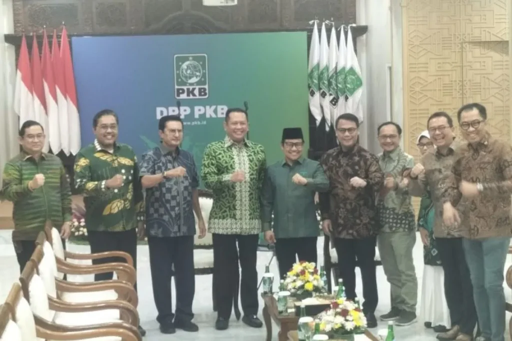 Wakil Ketua Majelis Permusyawaratan Rakyat (MPR) Bambang Soesatyo (tengah) dan Ketua Umum PKB Muhaimin Iskandar (tengah) di kantor DPP PKB, Jakarta Pusat.