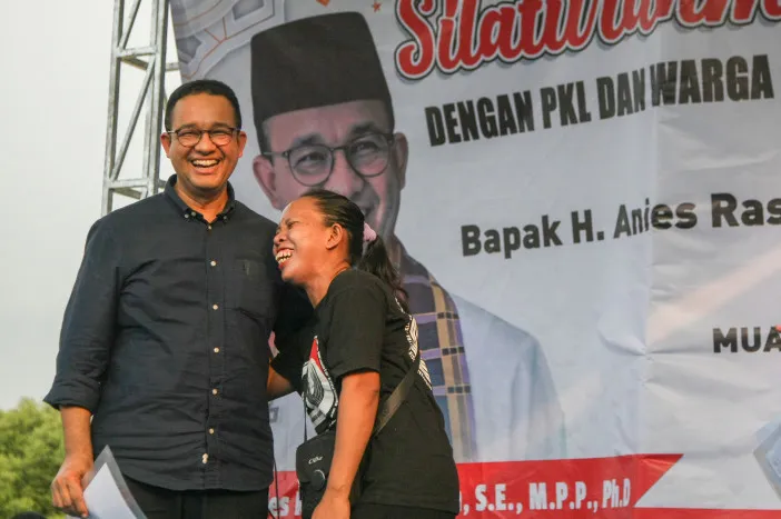 Mantan Gubernur DKI Anies Baswedan berdialog dengan warga Kampung Marlina, Muara Baru, Penjaringan, Jakarta Utara