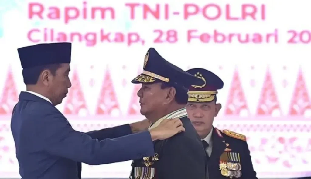 Presiden Joko Widodo (kiri) menyematkan pangkat Jenderal TNI Kehormatan kepada Menteri Pertahanan Prabowo Subianto (tengah) disaksikan Kapolri Jenderal Pol Listyo Sigit Prabowo dalam rapim TNI dan Polri 2024 di Mabes TNI, Cilangkap, Jakarta Timur