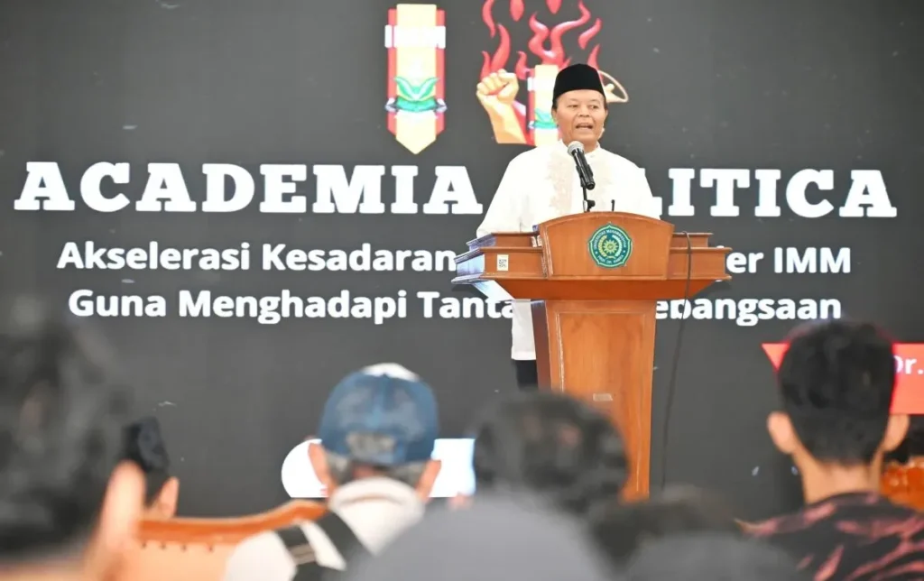 Wakil Ketua MPR RI Hidayat Nur Wahid (HNW) dalam Studium Generale Academia Politica dengan tema “Akselerasi Kesadaran Berpolitik Kader Ikatan Mahasiswa Muhammadiyah (IMM) Guna Menghadapi Tantangan Kebangsaan” di Universitas Muhammadiyah Prof. Dr. HAMKA (UHAMKA), Jakarta Timur, Jumat (21/6/2024).