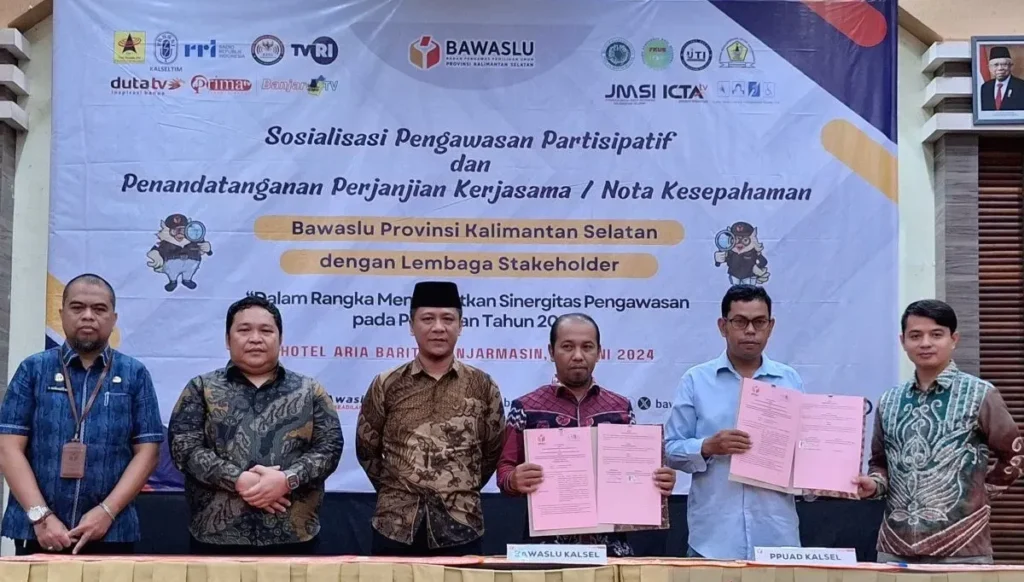 Jajaran Komisioner Bawaslu Kalsel dan Wakil Ketua DPUAD Kalsel Gigih Setiawan (baju biru) saat mendatangi nota kesepahaman untuk pengawas partisipatif pada Pilkada 2024 di Banjarmasin, Kamis kemarin.