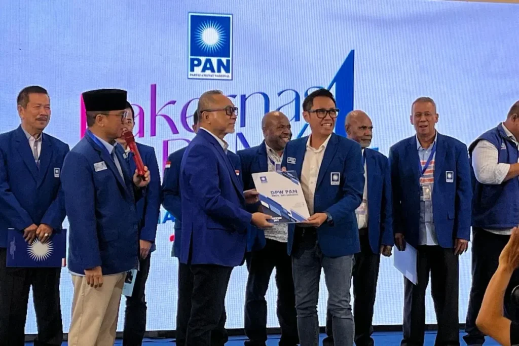 Ketua DPW PAN DKI Jakarta Eko Hendro Purnomo saat memberikan surat dukungan kepada Ketua Umum PAN Zulkifli Hasan dalam Rakernas PAN di Kantor DPP PAN, Jakarta, Sabtu (29/6/2024).