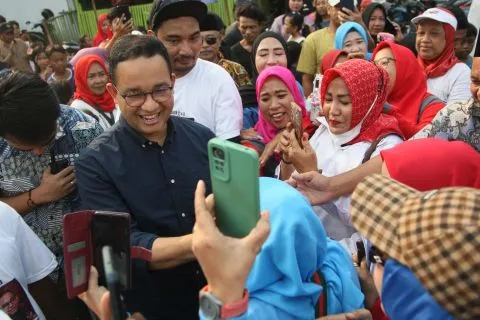 Warga berebut salaman dengan Mantan Gubernur DKI Anies Baswedan di Muara Baru, Penjaringan, Jakarta Utara
