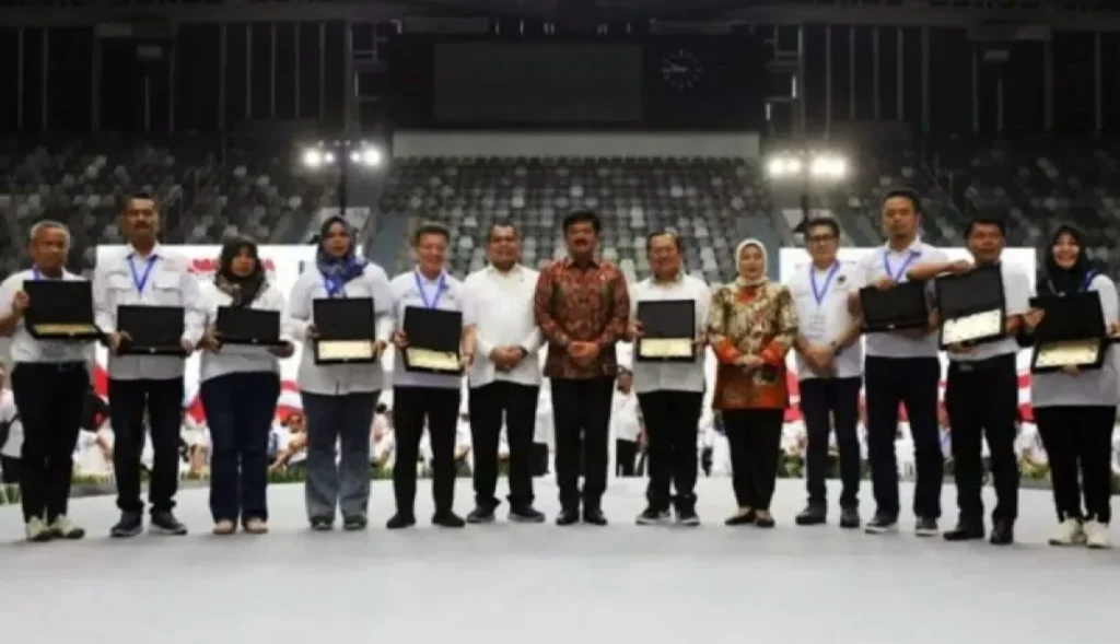 Menko Polhukam Hadi Tjahjanto saat membuka Rapat Kerja Nasional Desa Bersatu dan Peringatan Satu Dasawarsa UU Desa di Istora Senayan, Jakarta, Kamis (13/6/2024).