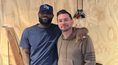 JJ Redick (kanan) bersama bintang Los Angeles Lakers LeBron James