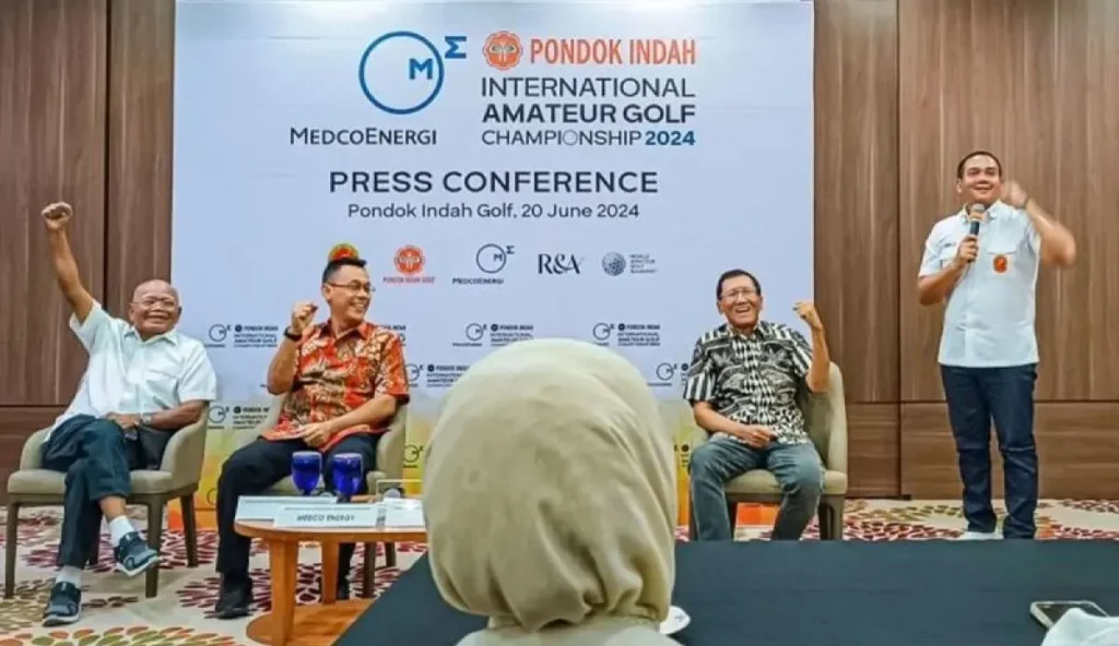 Ketua Bidang Kejuaraan dan Prestasi PB PGI Adi Saksono (kanan) memberikan penjelasan dalam konferensi pers penyelenggaraan turnamen golf Medco Pondok Indah Internationak Championship 2024 di Jakarta, Rabu (20/6/2024).