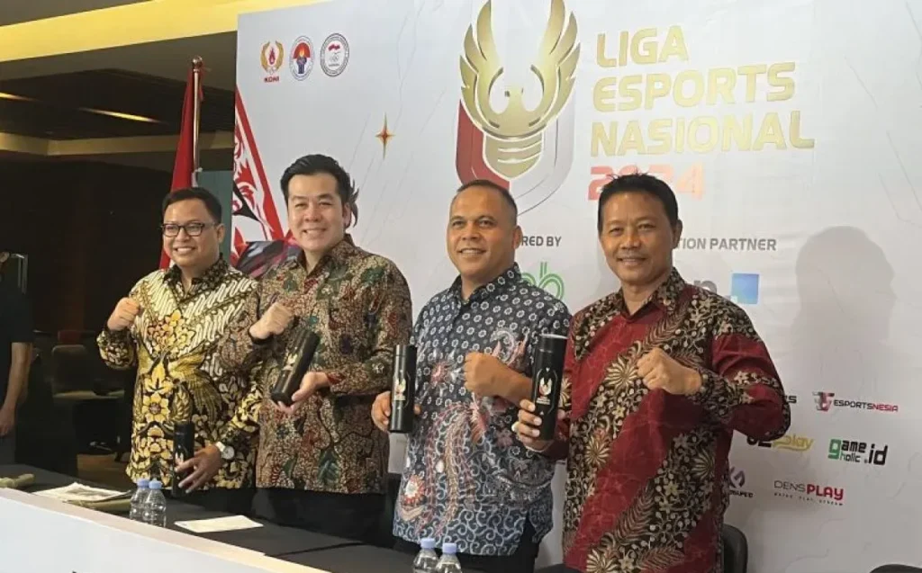 Dari kiri ke kanan; Chief Operating Officer Garudaku Ricky Setiawan, Wakil Bendara Umum Pengurus Besar Esports Indonesia (PB ESI) Ashadi Ang, Komite Eksekutif Komite Olimpiade Indonesia (KOI) Krisna Bayu, dan Wakil Kepala Bidang I Pembinaan Prestasi Komite Olahraga Nasional Indonesi (KONI) Pusat Puang Syamsudin berfoto bersama usai konferensi pers di Kantor PB ESI, Jakarta, Kamis (27/6/2024).