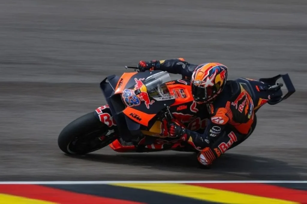 Pebalap Red Bull KTM Jack Miller melaju dalam sesi kualifikasi MotoGP Jerman di Sirkuit Sachsenring, Hohenstein-Ernstthal dekat Chemnitz, Jerman Timur, 17 Juni 2023.