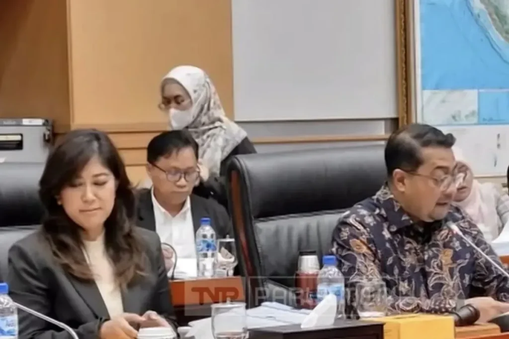 Pimpinan Komisi I DPR RI Meutya Hafid dan Teuku Riefky saat rapat kerja bersama Menlu Retno Marsudi di Kompleks Parlemen, Jakarta, Rabu (19/6/2024).