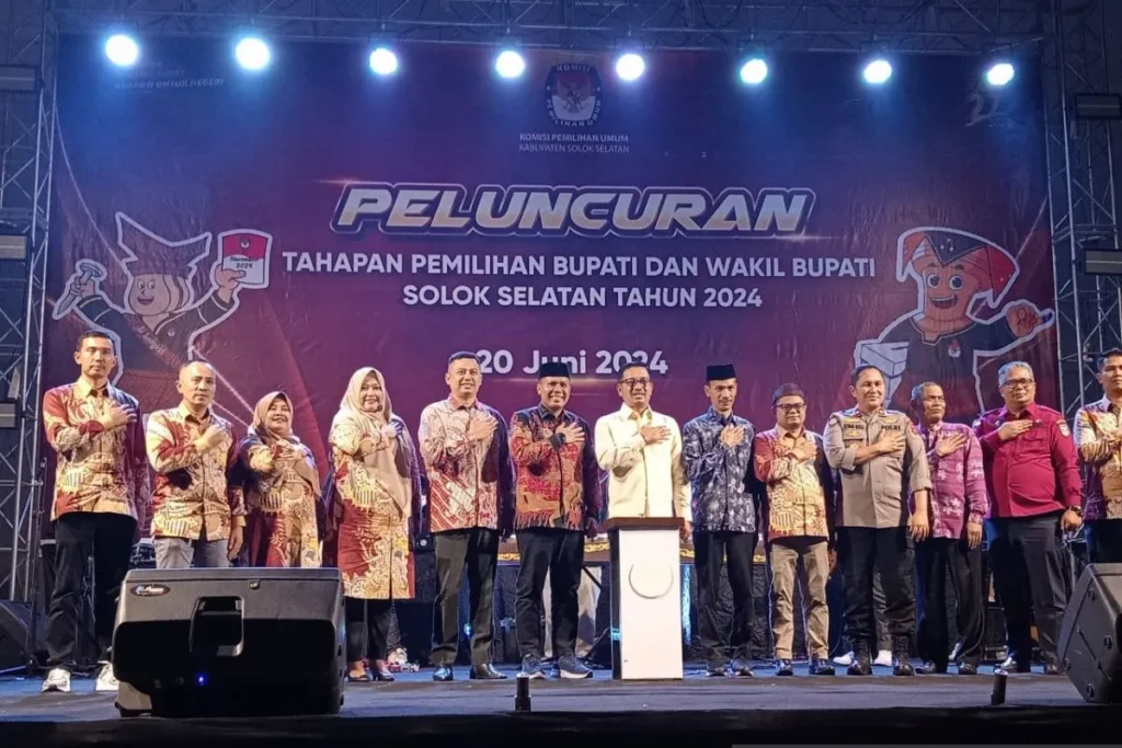 Bupati Solok Selatan Khairunas didampingi Wakil Bupati Yulian Efi dan Sekretaris Daerah Syamsurizaldi serta Wakil Ketua DPRD Armensyah Johan foto bersama dengan Ketua Divisi Sosialisasi, 