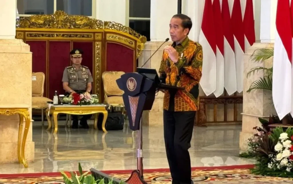 Presiden Joko Widodo memberikan pengantar pada Sidang Kabinet Paripurna di Istana Negara, Jakarta, Senin (24/6/2024).