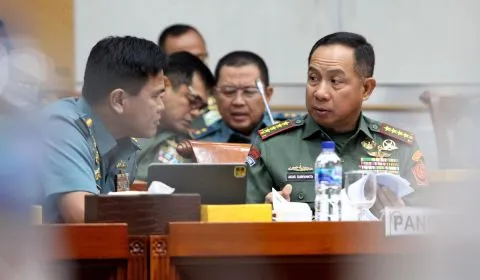 Panglima TNI Jenderal TNI Agus Subiyanto (kanan) didampingi hadir dalam rapat kerja dengan Komisi I DPR RI.