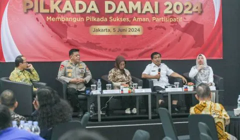 Anggota Dewan Pembina Perludem Titi Anggraini (kanan) dalam diskusi 'Membangun Pilkada Sukses, Aman dan Partisipatif'