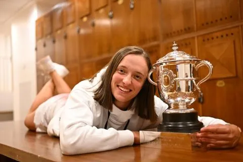Iga Swiatek memenangkan gelar French Open keempatnya setelah mengalahkan Jasmine Paolini dari Italia dengan skor 6-2, 6-1 di final.