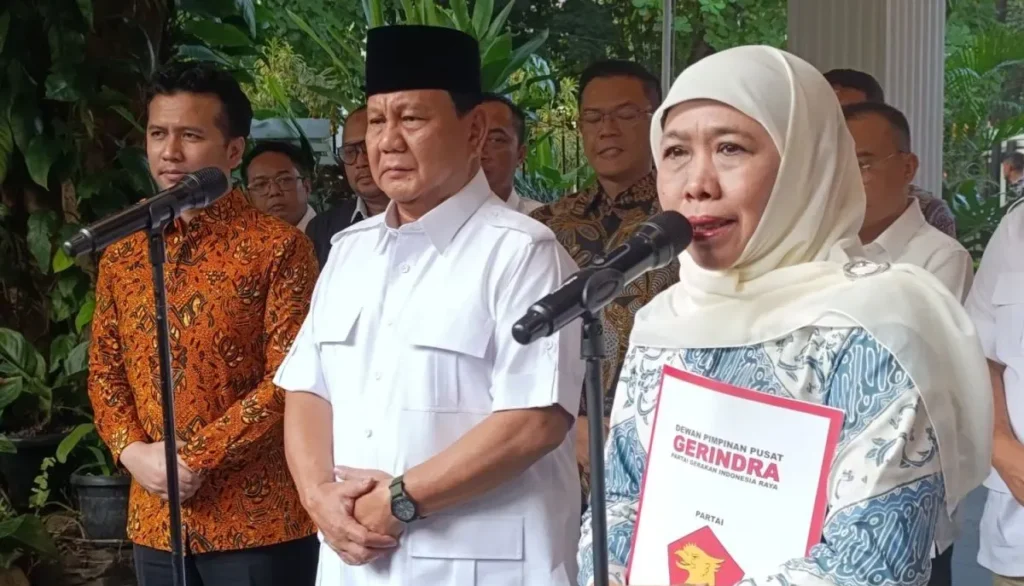 Bakal calon gubernur Jawa Timur Khofifah Indar Parawansa (ujung kiri) dalam konferensi pers di kediaman Ketua Umum Partai Gerindra Prabowo Subianto (tengah).