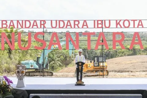 Presiden Joko Widodo memberikan sambutan saat ground breaking Bandara Ibu Kota Nusantara di Penajam Paser Utara, Kalimantan Timur.