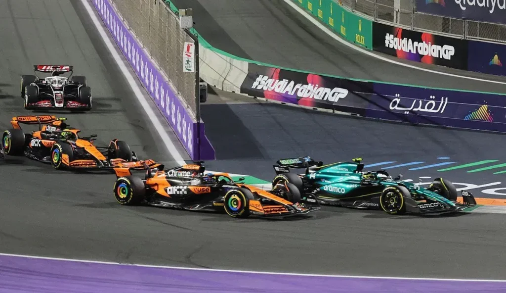 Pembalap Aston Martin asal Spanyol Fernando Alonso mengungguli pembalap McLaren asal Australia Oscar Piastri (tengah) dan pembalap McLaren asal Inggris Lando Norris saat Grand Prix Formula Satu Arab Saudi di Sirkuit Jeddah Corniche di Jeddah.