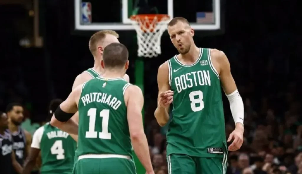 Pemain Boston Celtics Kristaps Porzingis (kanan) diprediksi akan kembali bermain pada partain Final NBA 2024 melawan Dallas Mavericks.