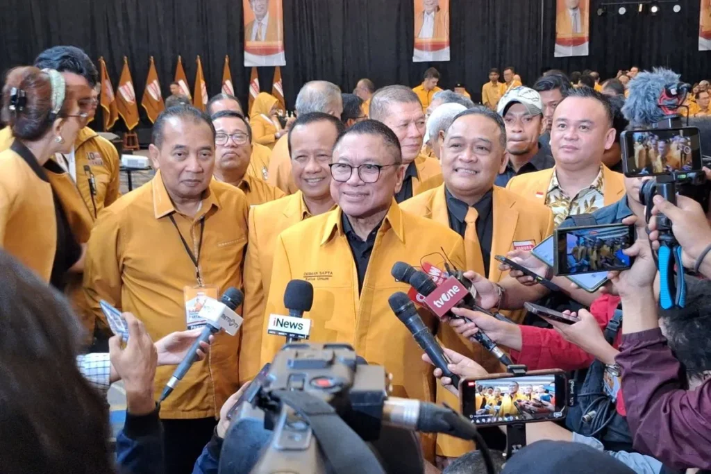 Ketua Umum Partai Hanura Oesman Sapta Odang berikan keterangan kepada wartawan usai membuka Rapimnas Partai Hanura di Jakarta Utara.