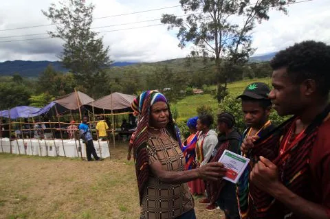 Warga memberikan hak pilihnya pada Pemilu 2024 dengan Sistem Noken di Distrik Piramid, Kabupaten Jayawijaya, Provinsi Papua Pegunungan