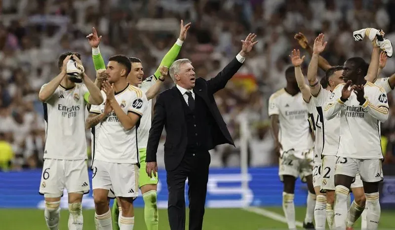 Pelatih Real Madrid Carlo Ancelotti dan pemainnya merayakan kemenangan atas Bayern Munich pada semifinal Liga Champions di Stadion Santiago Bernabeu, Madrid,