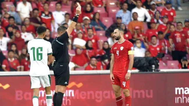 Jordi Amat saat mendapat kartu merah di laga Indonesia vs Irak.