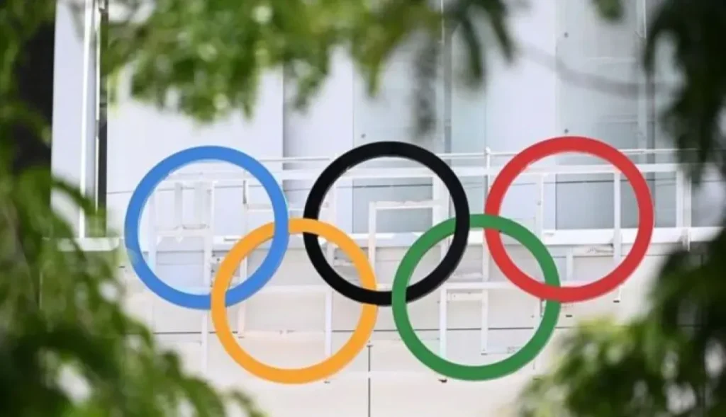 Cincin Olimpiade untuk Olimpiade dan Paralimpiade mendatang di Paris La Defense Arena, Nanterre, Prancis (21/6/2024).