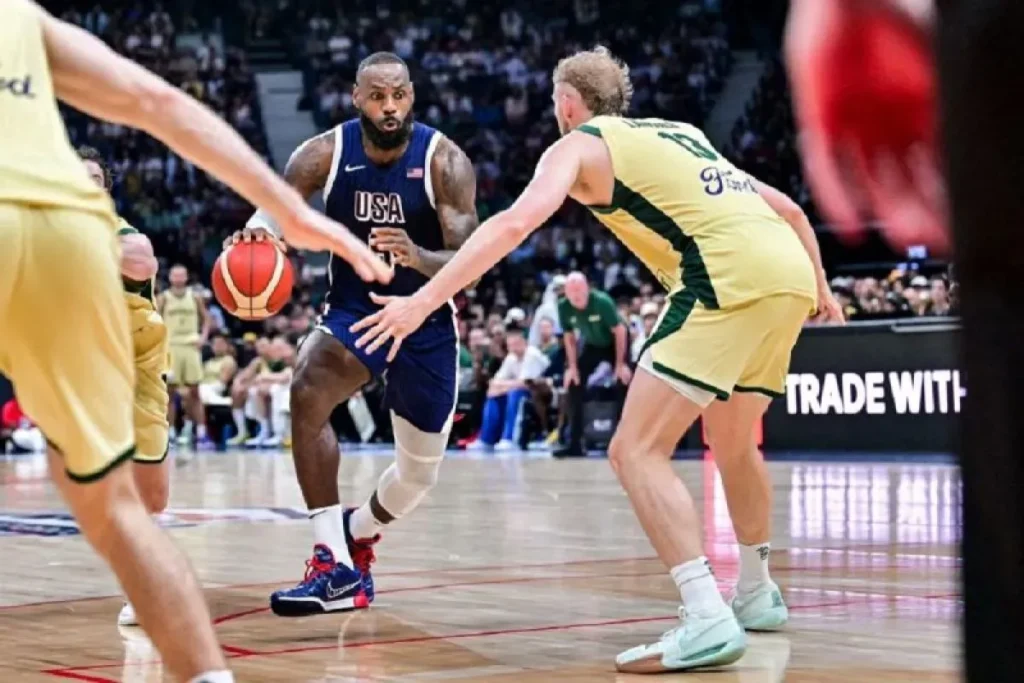 Pemain Tim Bola Basket Amerika Serikat LeBron James (kiri) dalam laga uji coba melawan Australia di Etihad Arena, Abu Dhabi.