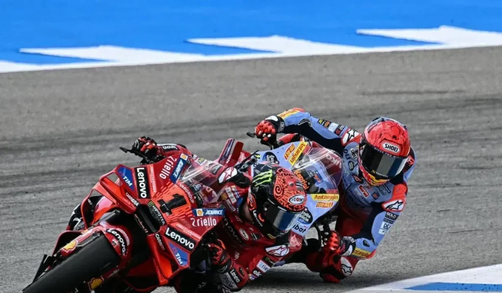 Pembalap Ducati Italia Francesco Bagnaia (Depan) dan pebalap Ducati Spanyol Marc Marquez bersaing saat balapan Grand Prix MotoGP Spanyol di arena pacuan kuda Jerez di Jerez de la Frontera pada 28 April 2024.