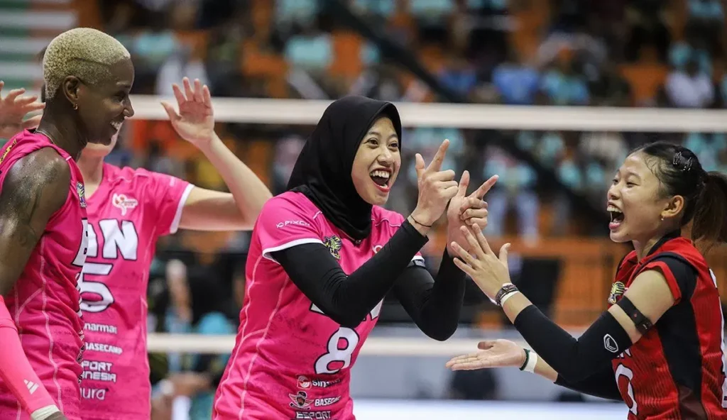 Pevoli putri Jakarta BIN Megawati Hangestri Pertiwi (tengah) berselebrasi bersama rekan setimnya usai mencetak angka saat melawan tim Jakarta Electric PLN pada pertandingan Final Four PLN Mobile Proliga 2024 di GOR Bung Tomo, Surabaya, Jawa Timur, Jumat (5/7/2024).