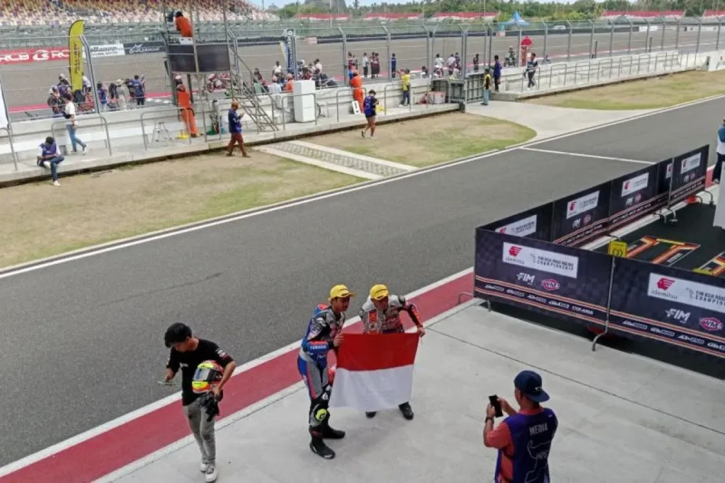 Dua pembalap Indonesia Fahmi dan Riky saat swafoto usai juara di ARRC Sirkuit Mandalika kelas 150 cc, Sabtu (27/07/2024).