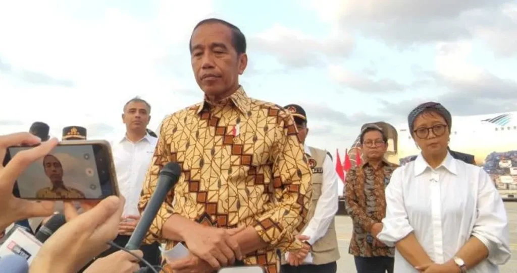 Presiden Joko Widodo memberikan keterangan kepada wartawan di Pangkalan TNI AU Halim Perdanakusuma, Jakarta, Selasa (16/7/2024).