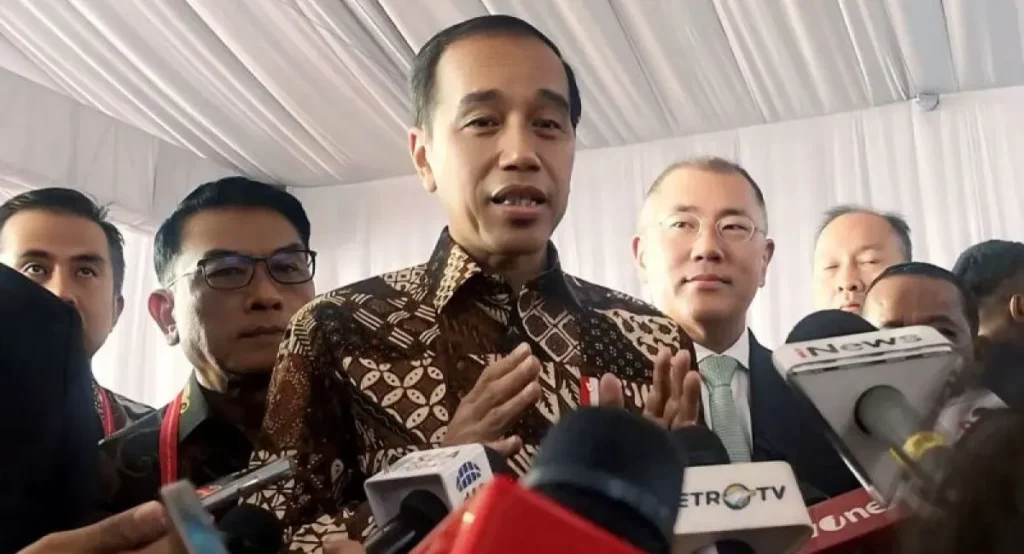 Presiden Joko Widodo (Jokowi) saat menyampaikan keterangan seputar peretasan Pusat Data Nasional Sementara (PDNS) Surabaya, usai meresmikan ekosistem baterai dan kendaraan listrik Korea Selatan di Karawang, Jawa Barat, Rabu (3/7/2024).