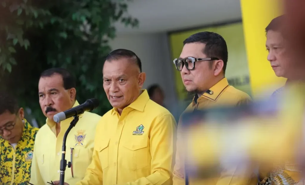 Sekretaris Jenderal DPP Partai Golkar Lodewijk F Paulus (tengah) bersama jajaran Partai Golkar di Kantor DPP Partai Golkar, Jakarta, Kamis (18/7/2024) jumpa pers mengumumkan nama-nama pasangan calon yang didukung partai untuk Pilkada 2024 di 10 provinsi.