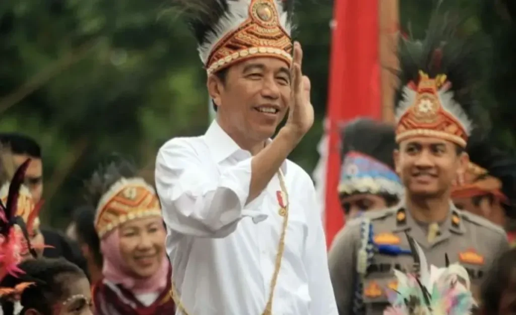 Presiden Joko Widodo menyapa anak-anak yang menyambutnya saat tiba di Istora Papua Bangkit, Jayapura, Selasa (23/7/2024). Presiden menghadiri peringatan Hari Anak Nasional Ke-40 bertema "Anak Terlindungi, Indonesia Maju".