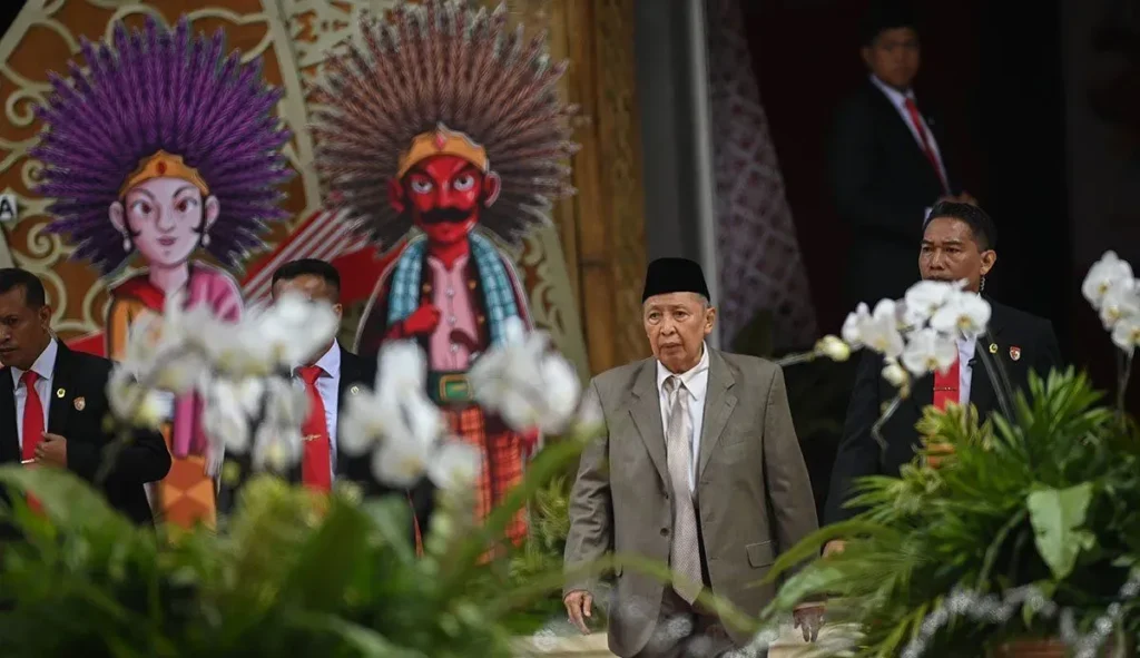 Arsip foto - Mantan Wakil Presiden Hamzah Haz meninggalkan lokasi Sidang Tahunan MPR dan Sidang Bersama DPR - DPD Tahun 2023 di Gedung Nusantara, Kompleks Parlemen, Senayan, Jakarta, Rabu (16/8/2023).