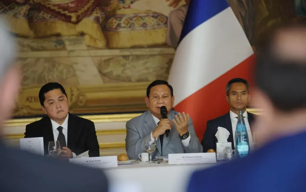 Menteri Pertahanan (Menhan) RI Prabowo Subianto (tengah) memberikan sambutan dalam pertemuan Indonesia-France Business Executive Luncheon di Paris, Prancis, Kamis (25/7/2024).