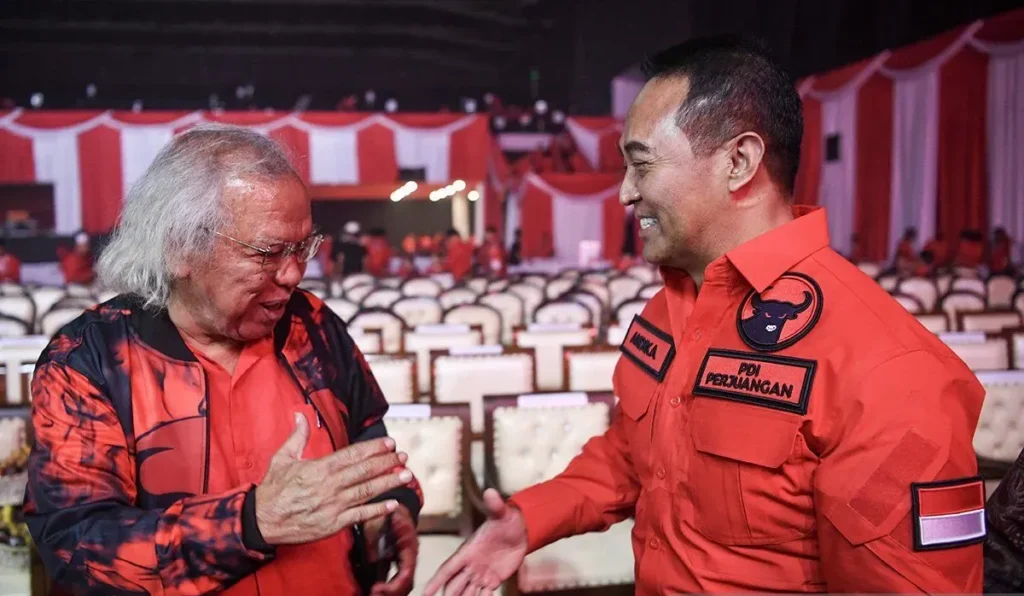 Politisi senior PDI Perjuangan Panda Nababan (kiri) berbincang dengan kader Andika Perkasa (kanan) saat Rapat Kerja Nasional (Rakernas) V PDI Perjuangan di Beach City International Stadium, Ancol, Jakarta, Jumat (24/5/2024).