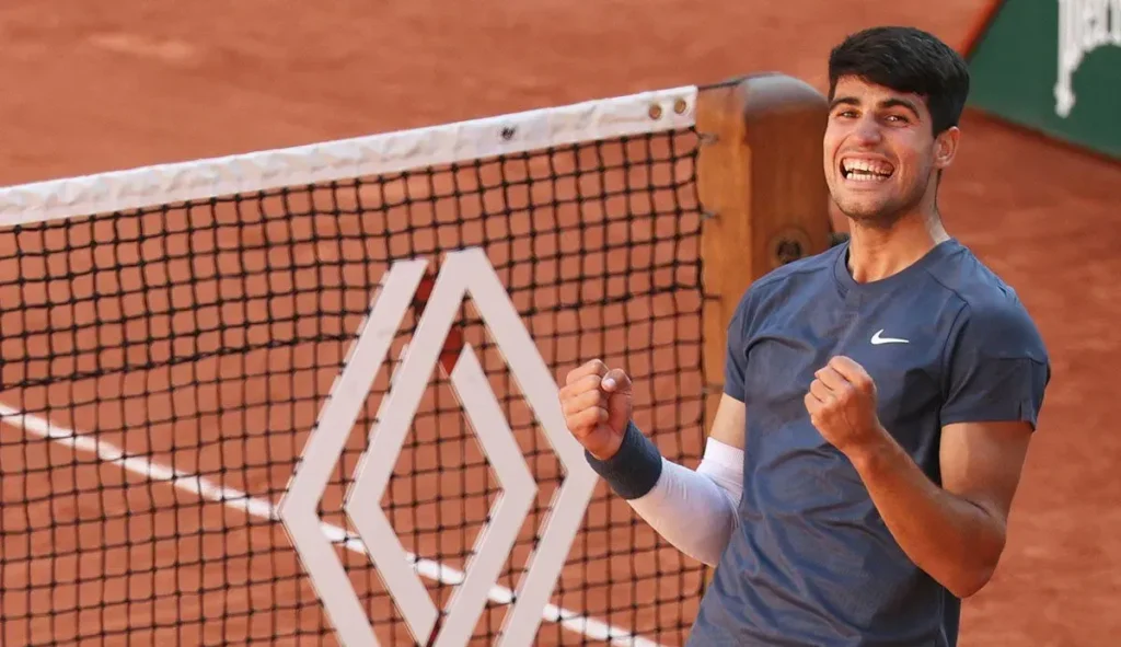 Carlos Alcaraz dari Spanyol merayakan kemenangannya melawan Jannik Sinner dari Italia pada akhir pertandingan semifinal tunggal putra mereka di Court Philippe-Chatrier pada hari ketiga belas turnamen tenis Prancis Terbuka di Kompleks Roland Garros di Paris pada 7 Juni 2024.