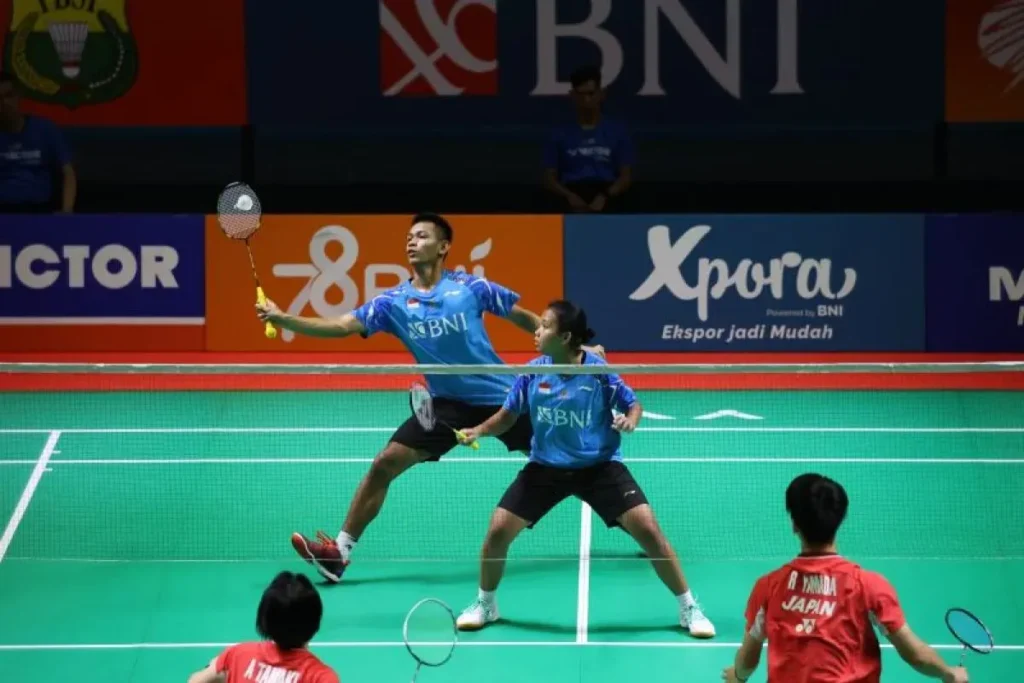 Pasangan Taufik Aderya/Rinjani Kwinara Nastine (seragam biru/hitam) menjadi pemain pertama tim beregu Campuran Indonesia saat melawan tim Jepang pada perempat final BNI Badminton Asia Junior Championship 2024 di GOR Amongrogo Yogyakarta, Senin (1/7/2024).