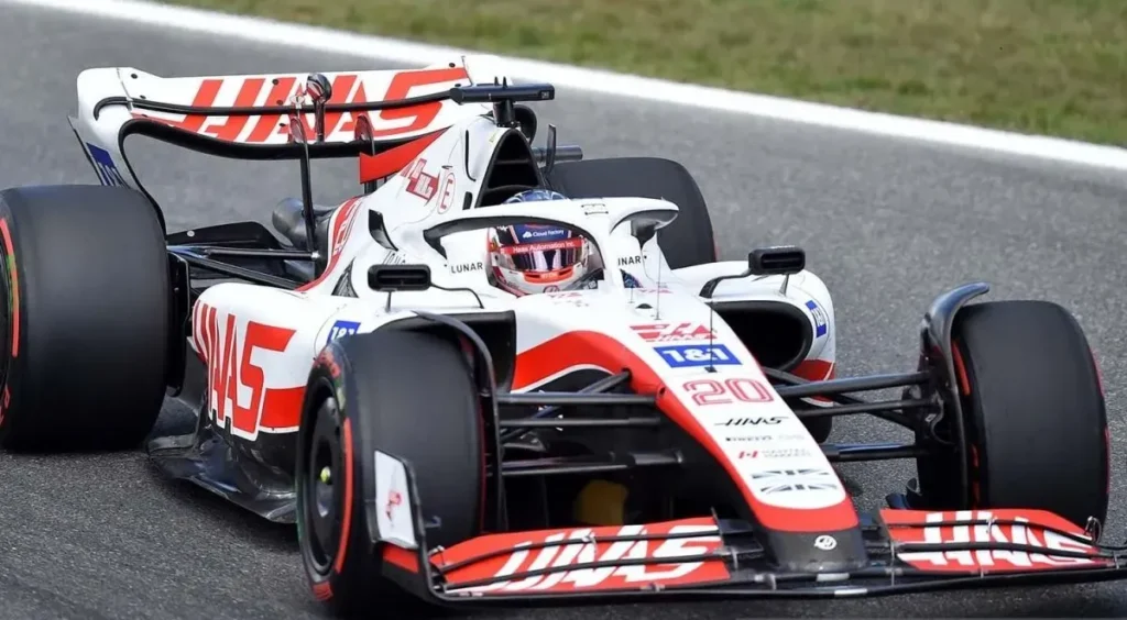 Pembalap Haas Kevin Magnussen memacu kecepatan mobilnya saat sesi latihan balapan F1 GP Italia di Autodromo Nazionale Monza, Monza, Italia (9/9/2022).