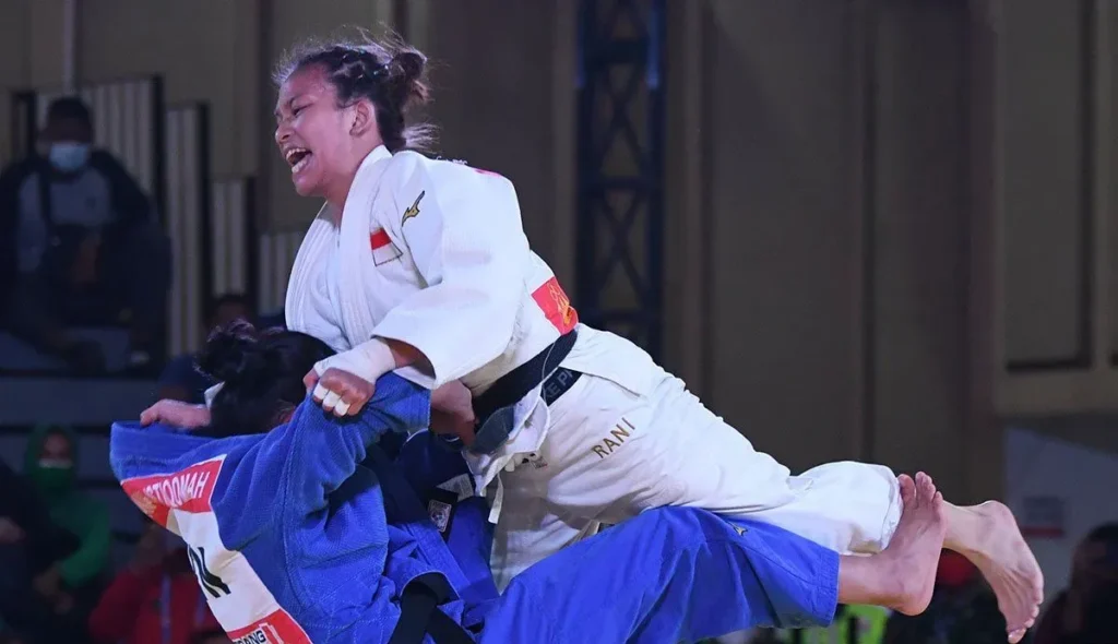 Arsip foto - Judoka putri DKI Jakarta Maryam March (kanan) bertanding melawan judoka Banten Amanah Nur Istiqomah (kiri) dalam babak final nomor 52 kilogram Pekan Olah Raga Nasional (PON) XX Papua di Graha Eme Neme Yauware, Timika, Kabupaten Mimika, Rabu (29/9/2021).