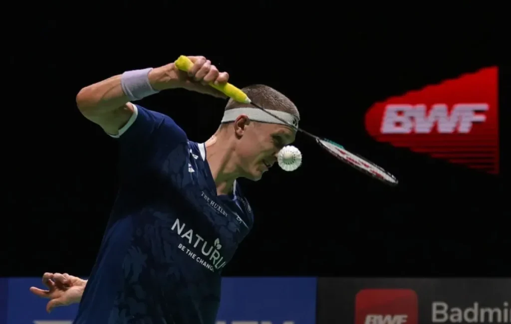 Pebulu tangkis tunggal putra Denmark Viktor Axelsen mengembalikan kok ke arah tunggal putra Indonesia Anthony Ginting dalam babak final Indonesia Open 2023 di Istora Senayan, Jakarta, Minggu (18/6/2023).