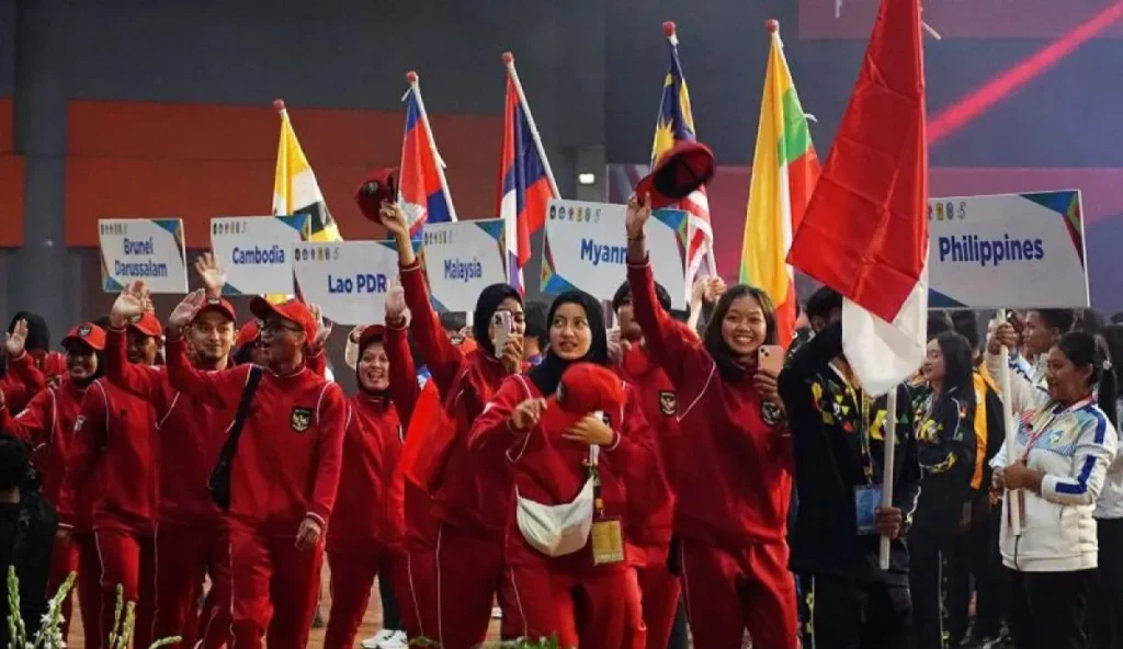 Kontingen Indonesia melakukan defile saat pembukaan ASEAN University Games (AUG) 2024 di Graha Cakrawala Universitas Negeri Malang, Jawa Timur, Sabtu (6/7/2024) malam.