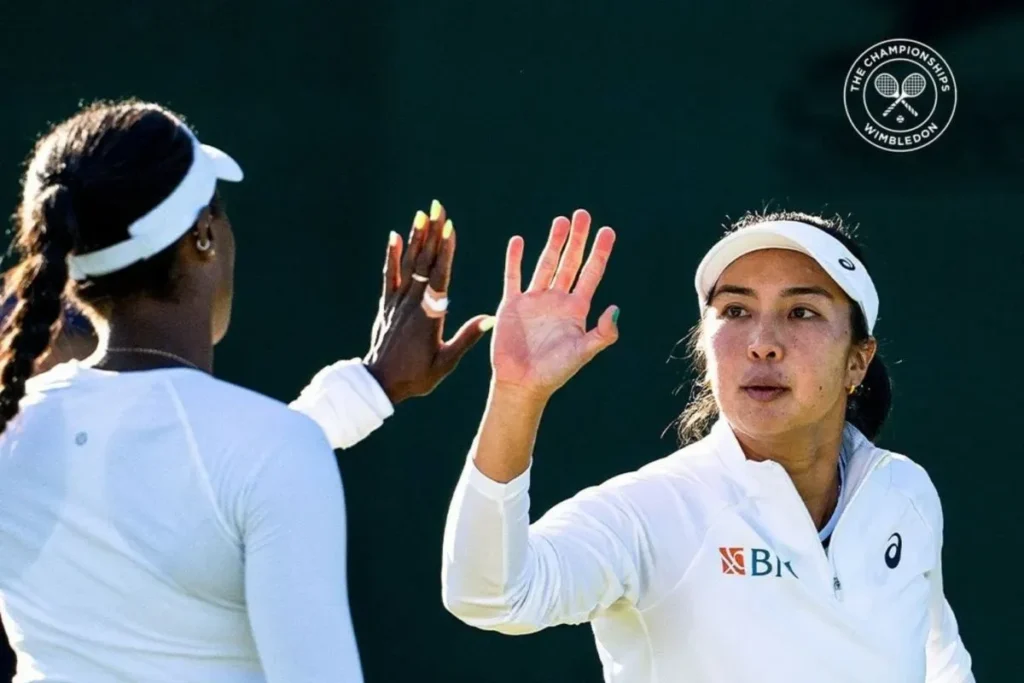 Petenis putri Indonesia Aldila Sutjiadi (kanan) dan pasangannya asal Amerika Serikat, Asia Muhammad, saling bersalaman saat pertandingan melawan pasangan petenis Rusia Elena Vesnina dan Diana Shnaider pada babak kedua Wimbledon, Minggu (7/7/2024). Aldila/Asia berhasil memenangkan laga itu dengan skor akhir 2-1.