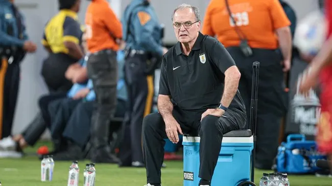 Pelatih Uruguay Marcelo Bielsa memuji Luis Suarez setinggi langit.